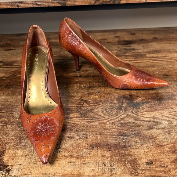 BCBGirls Brown Faux‎ Leather Point Toe Floral Tootled Textured Heels women's 7 - Picture 1 of 16